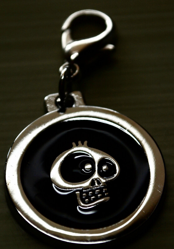 Tag Black with Silver Skull on circle shape