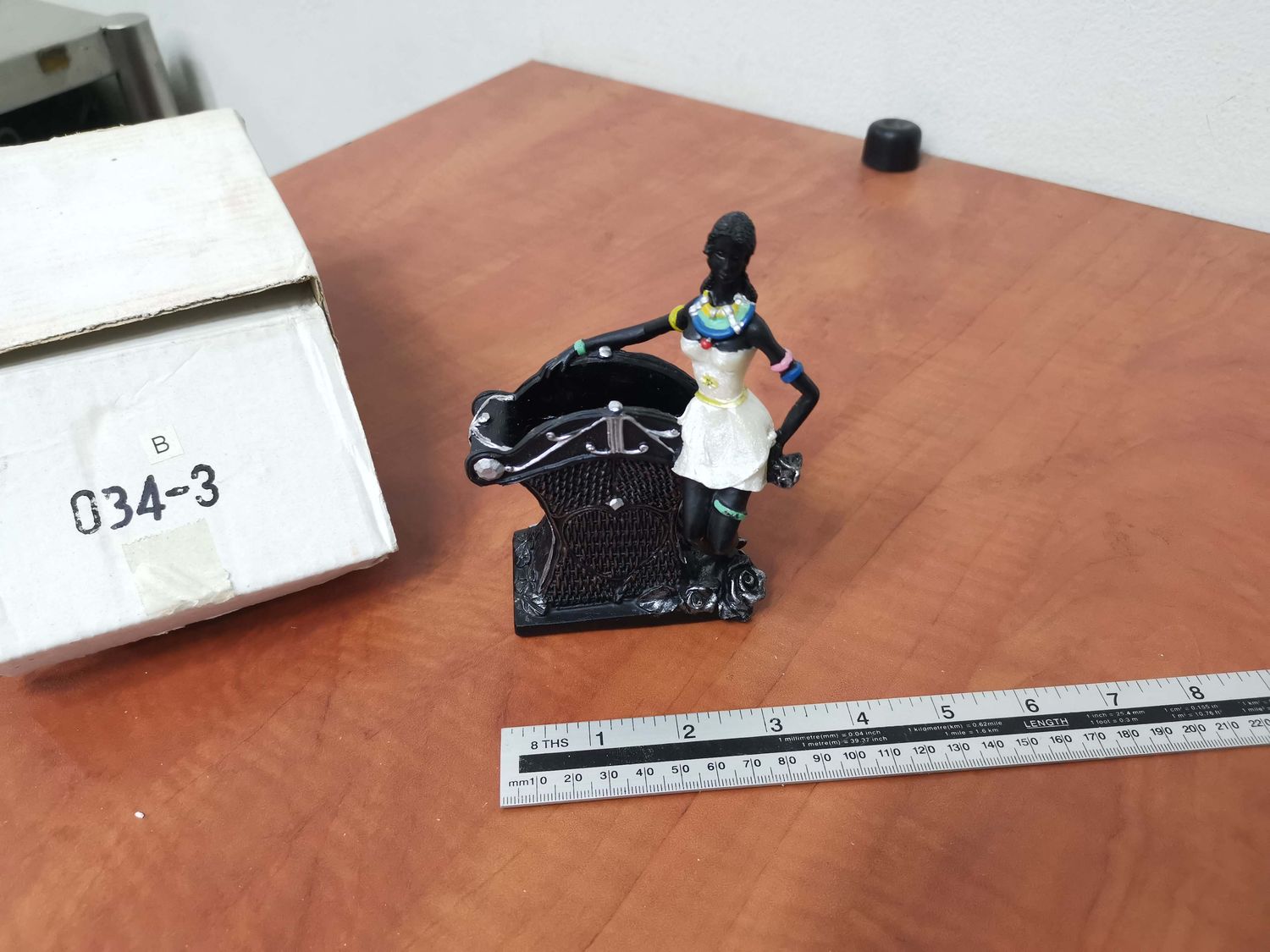 Porcelain African ornament 008