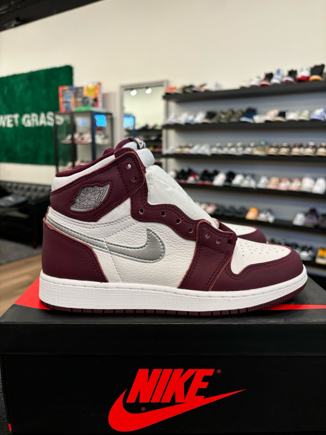 Jordan 1 Bordeaux Size 6Y (7.5W) Brand New