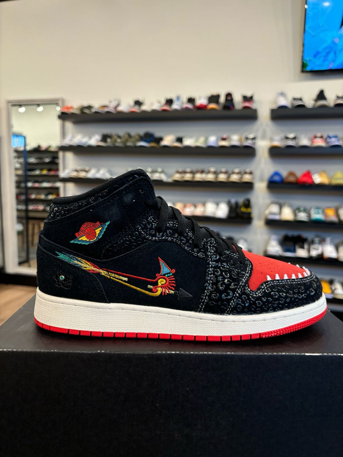 Jordan 1 Mid Familia Size 7Y (8.5W) Brand New