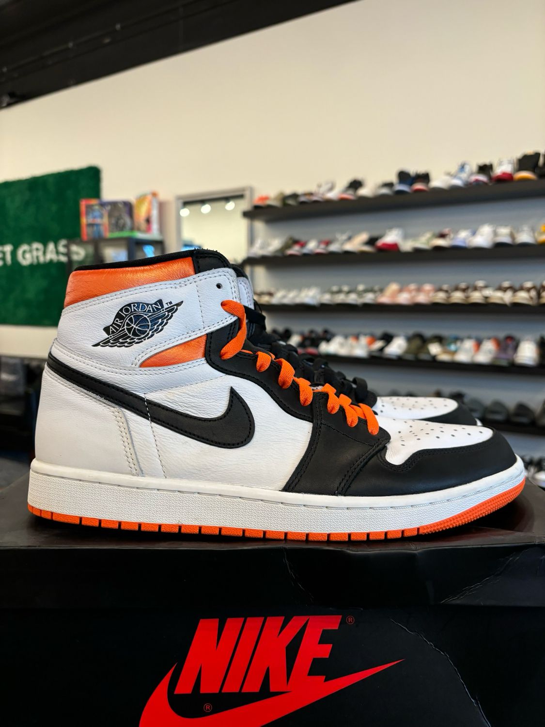Jordan 1 Electro Orange Size 10.5 Pre-Owned