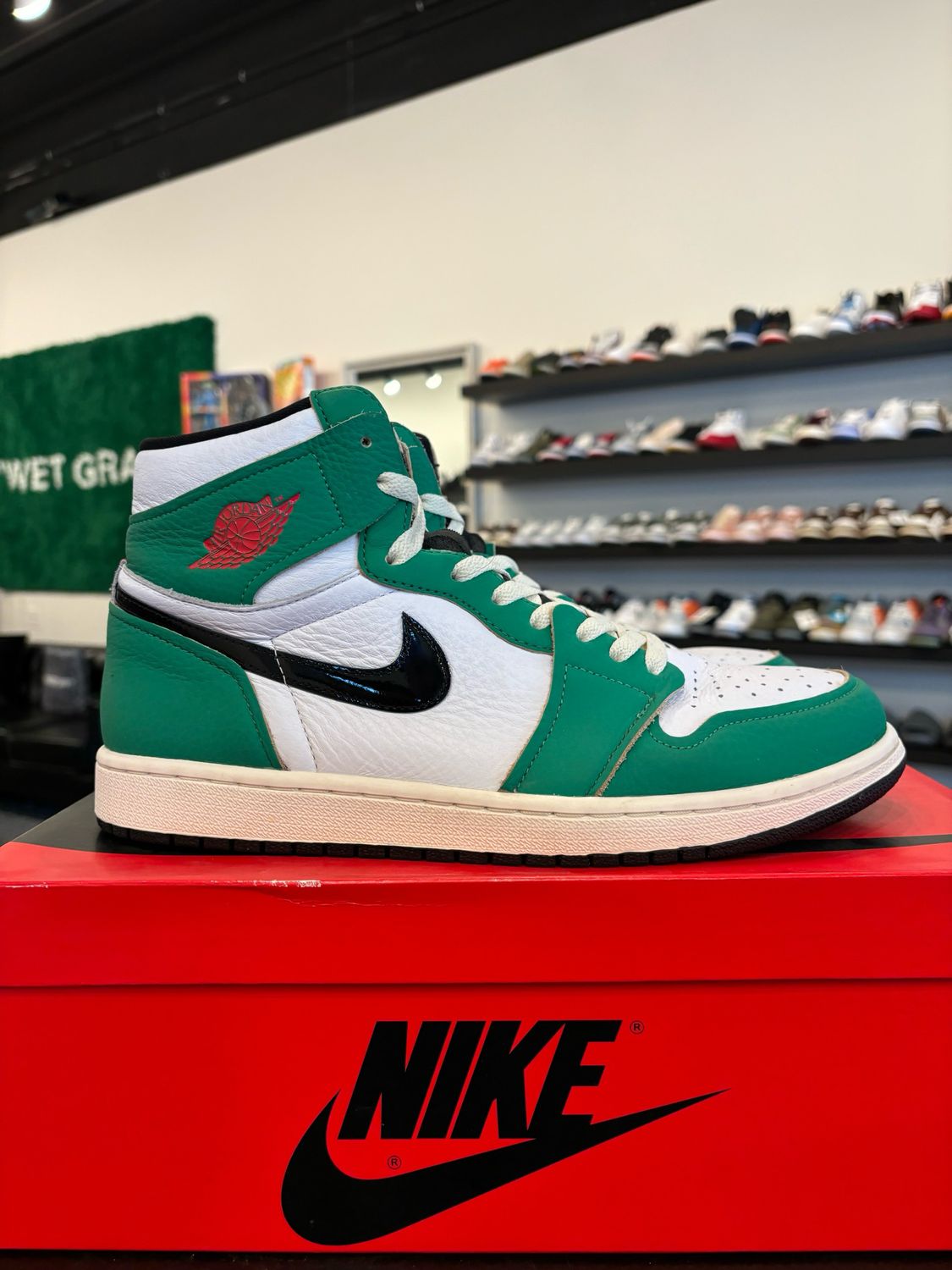 Jordan 1 Lucky Green Size 10.5 (12W) Pre-Owned