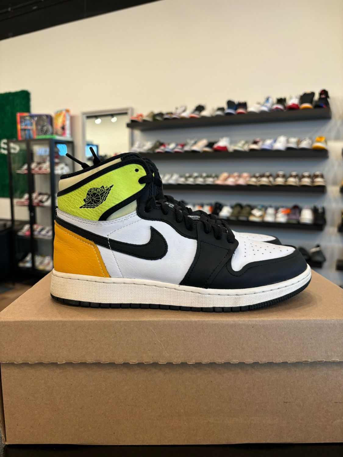 Jordan 1 Volt Size 7Y (8.5W) Pre-Owned (No Box)