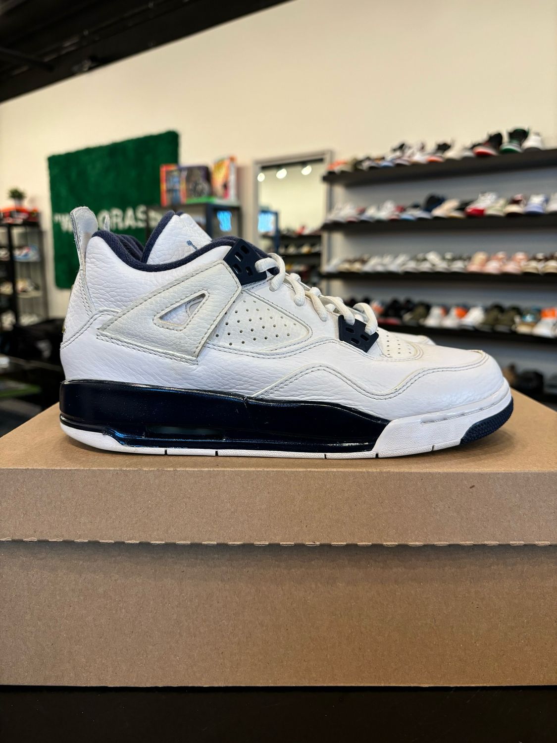 Jordan 4 Legend Blue Size 6Y (7.5W) Pre-Owned (No Box)