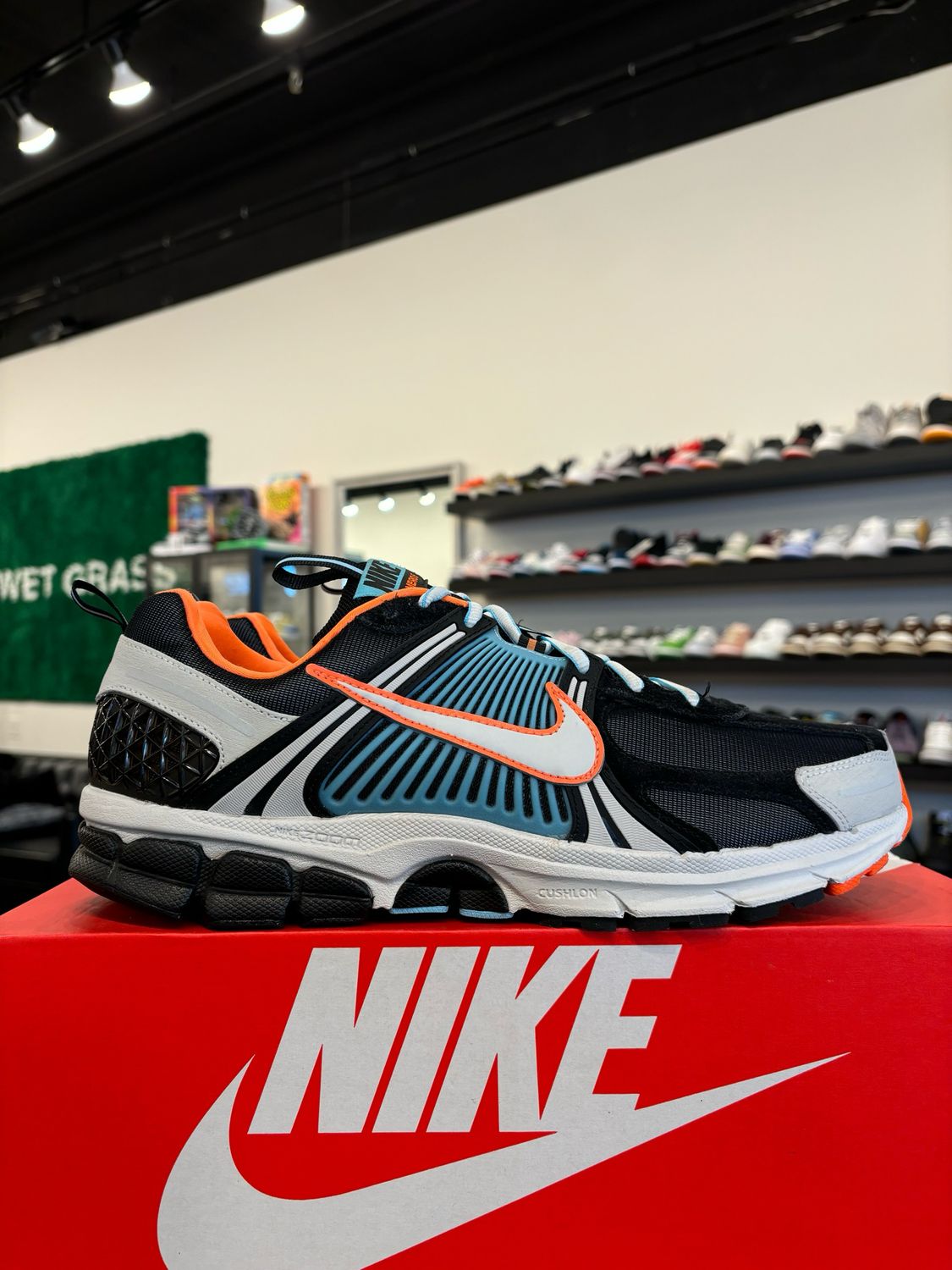 Nike Vomero 5 Black Orange Size 12 Pre-Owned