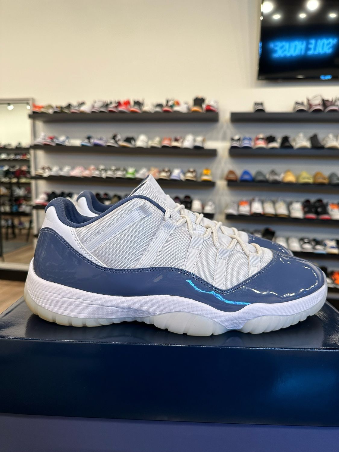 Jordan 11 Low Diffused Blue Size 14 Pre-Owned