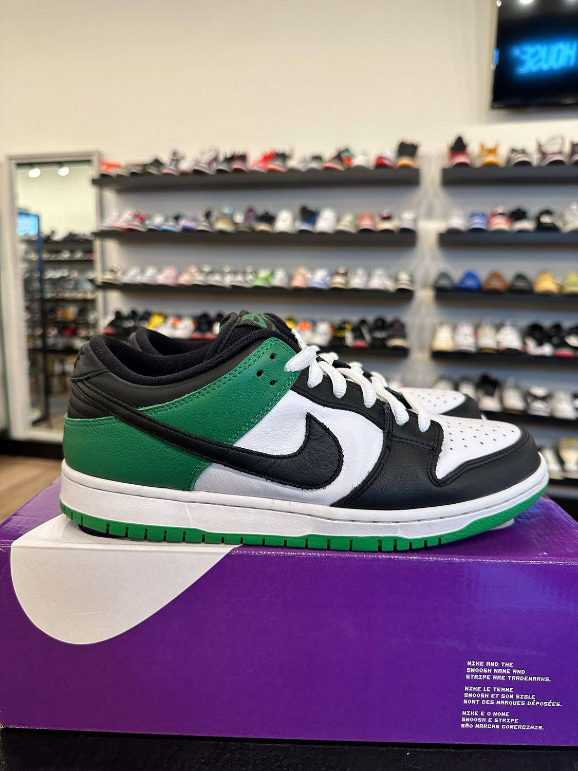 Nike SB Dunk Low Classic Green Size 8.5 Pre-Owned