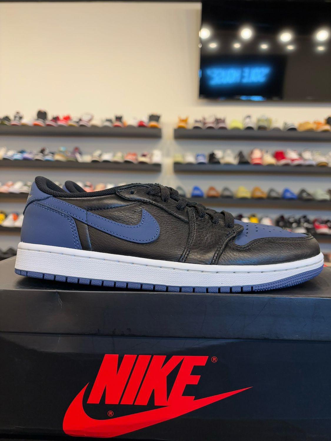 Jordan 1 Low Mystic Navy Size 8.5 Pre-Owned