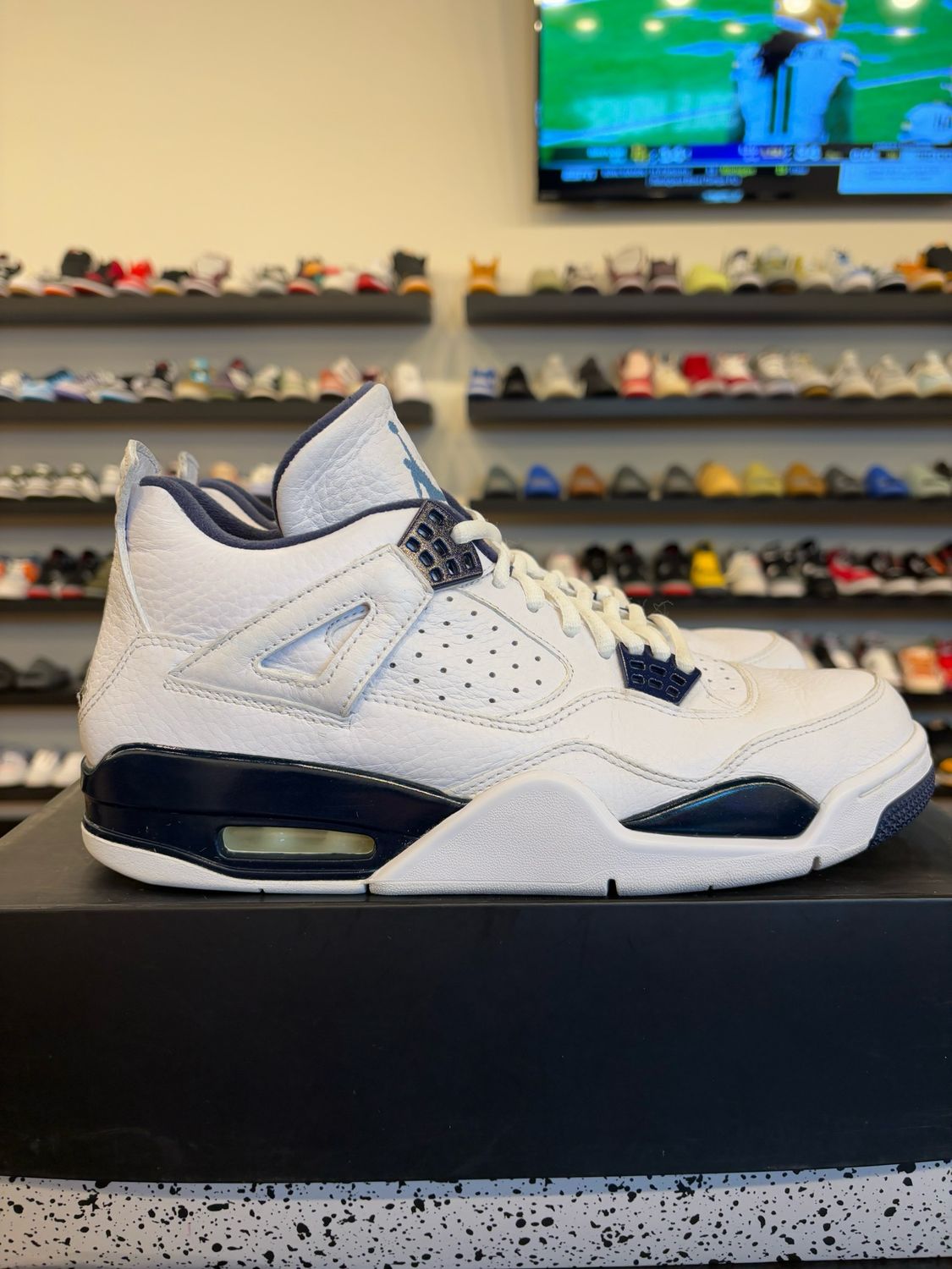 Jordan 4 Legend Blue Columbia Size 9 Pre-Owned