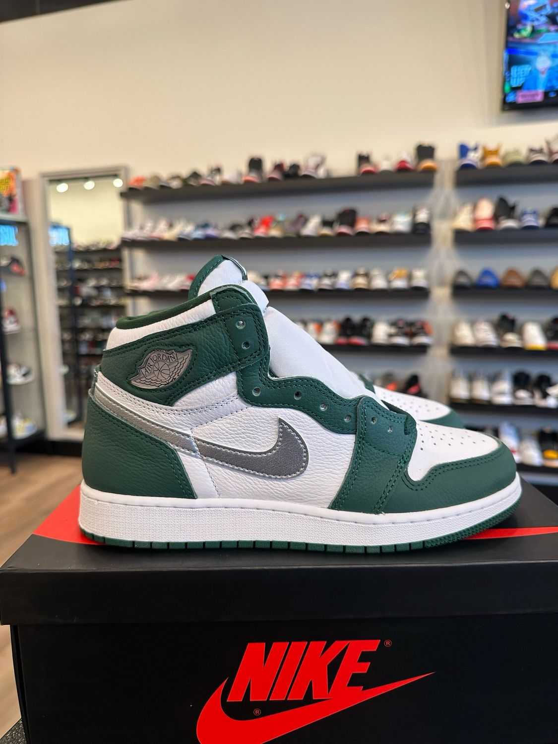 Jordan 1 Gorge Green Size 7Y (8.5W) Brand New