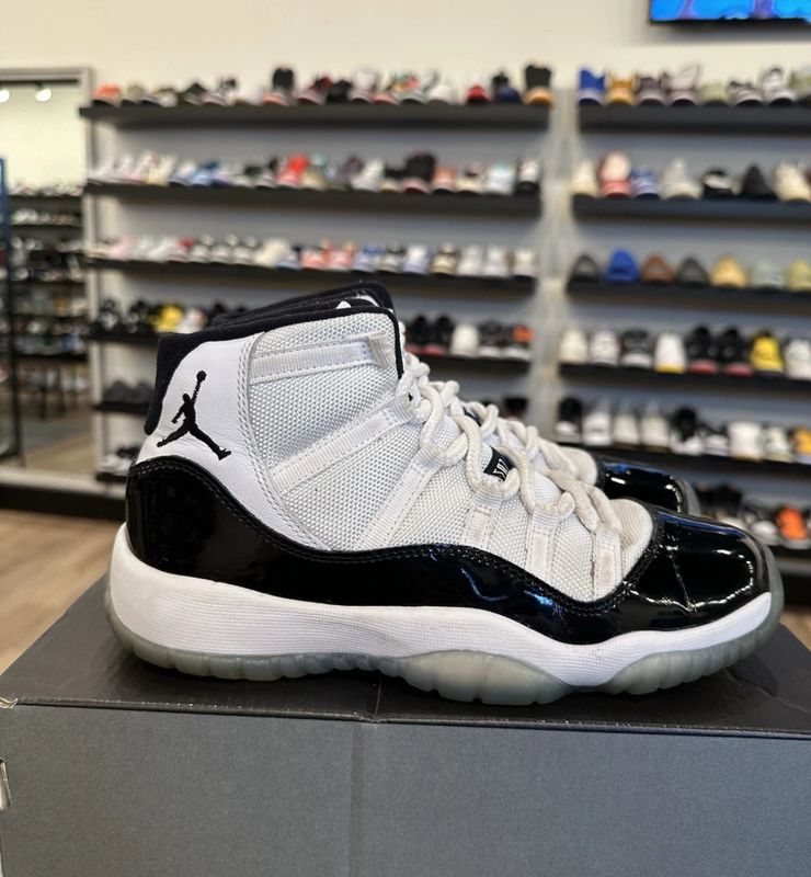 Jordan 11 Concord Size 5.5Y (7W) Pre-Owned
