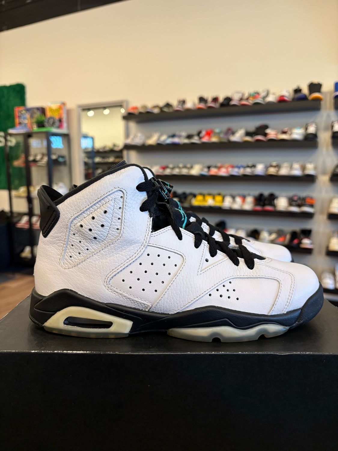Jordan 6 White Jade Size 6Y (7.5W) Pre-Owned