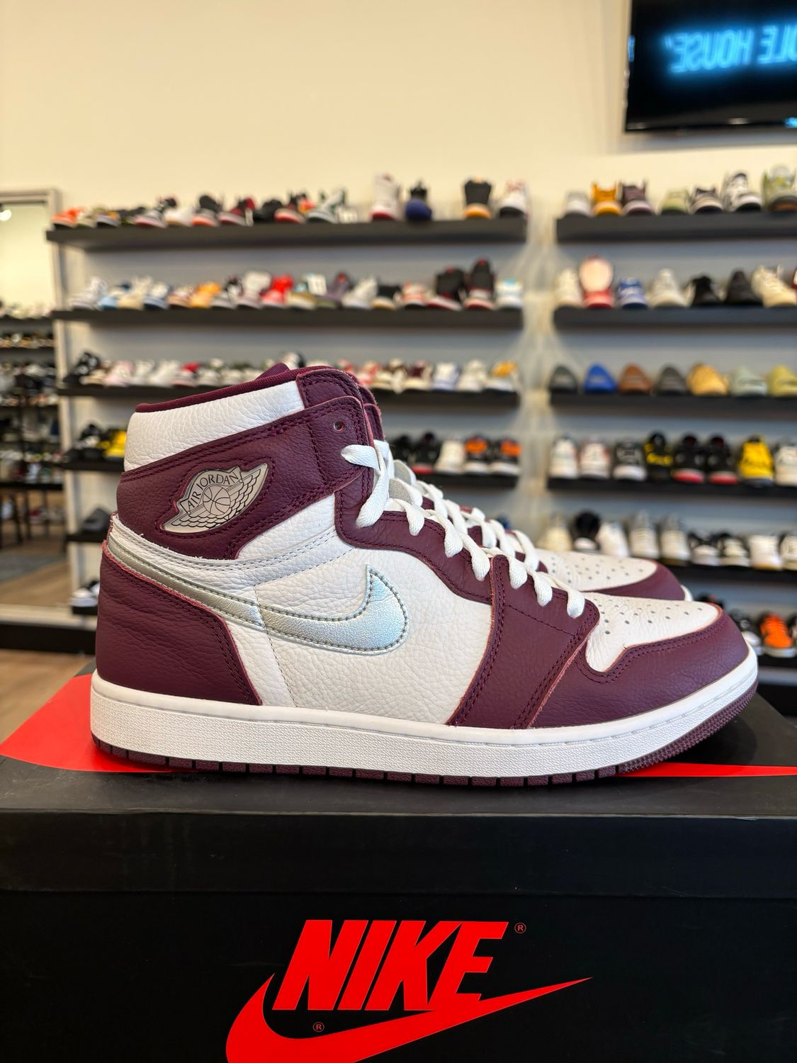 Jordan 1 Bordeaux Size 10.5 Pre-Owned
