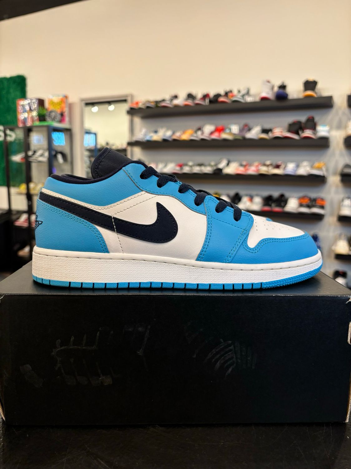 Jordan 1 Low UNC Size 7Y (8.5W) Pre-Owned