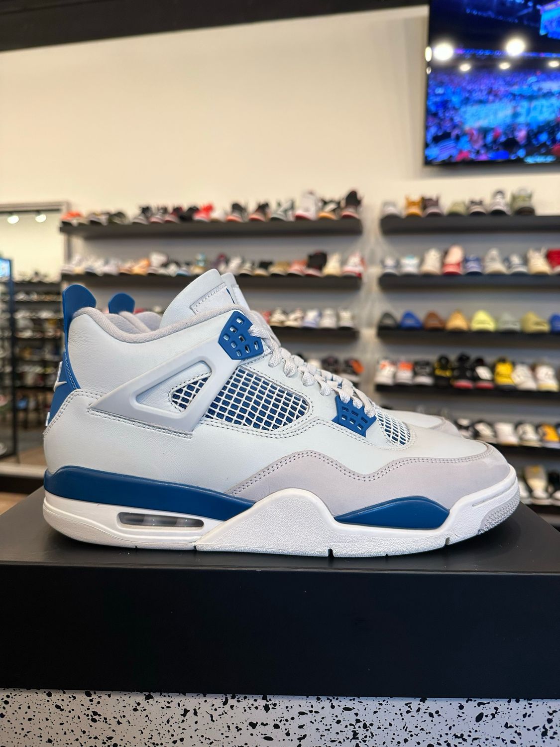 Jordan 4 Military Blue Size 11 Pre-Owned