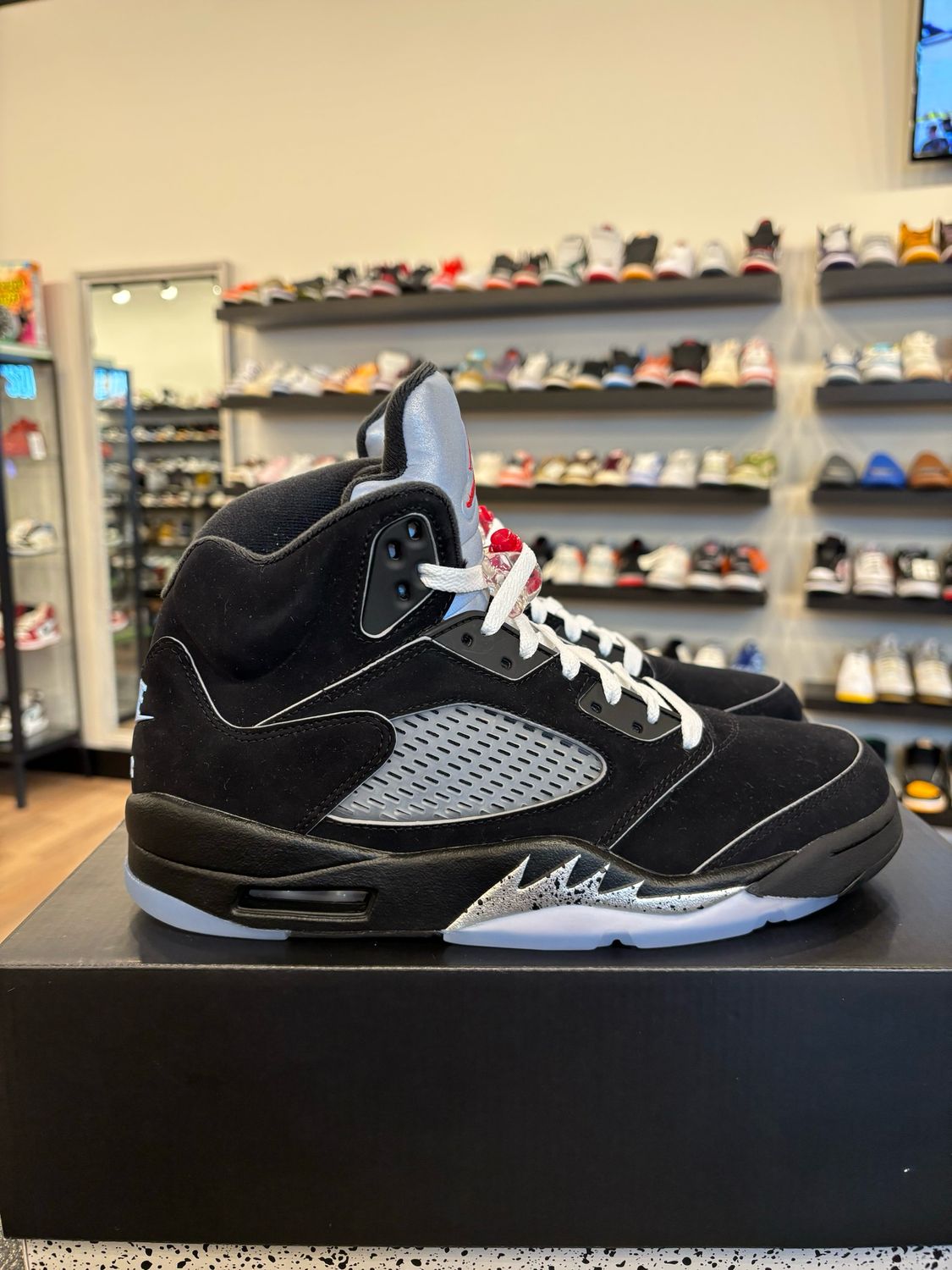 Jordan 5 Reimagined Black Metallic Size 9 Pre-Owned