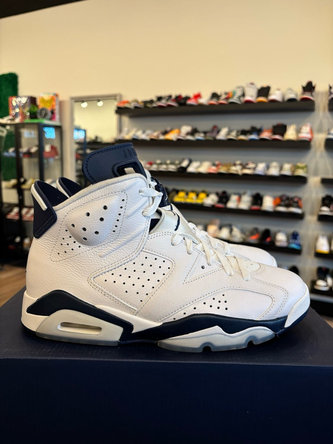 Jordan 6 Midnight Navy Size 9 Pre-Owned