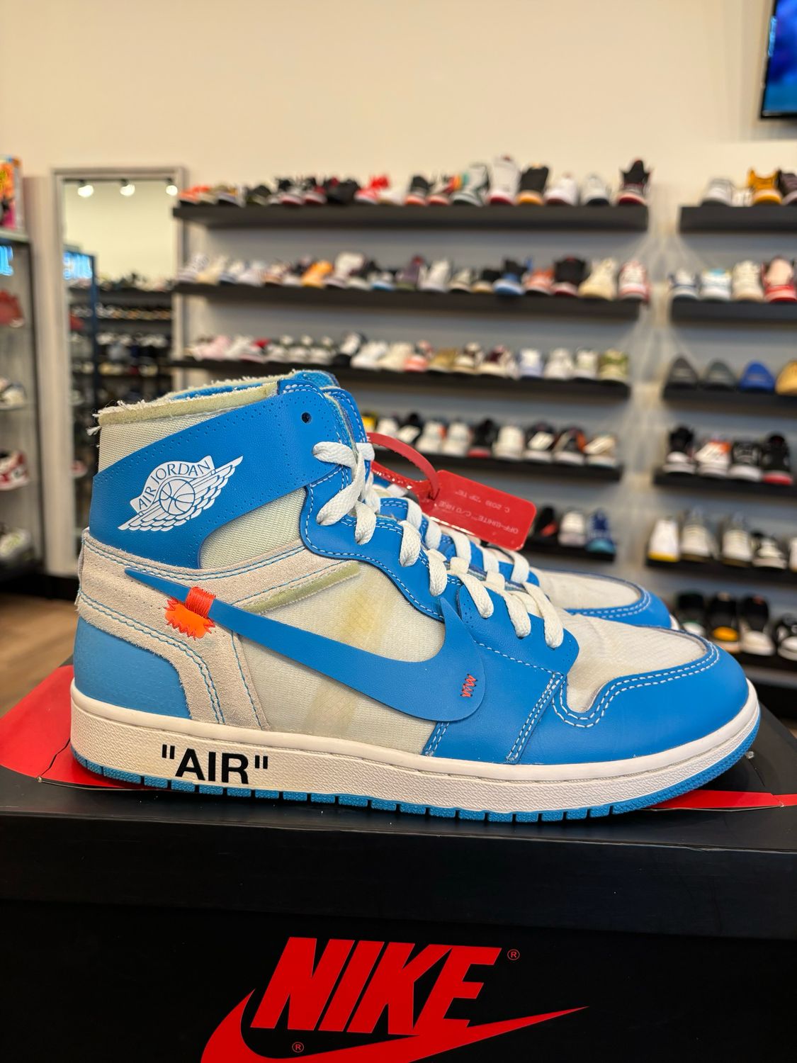 Jordan 1 Off-White UNC Size 9.5 Pre-Owned
