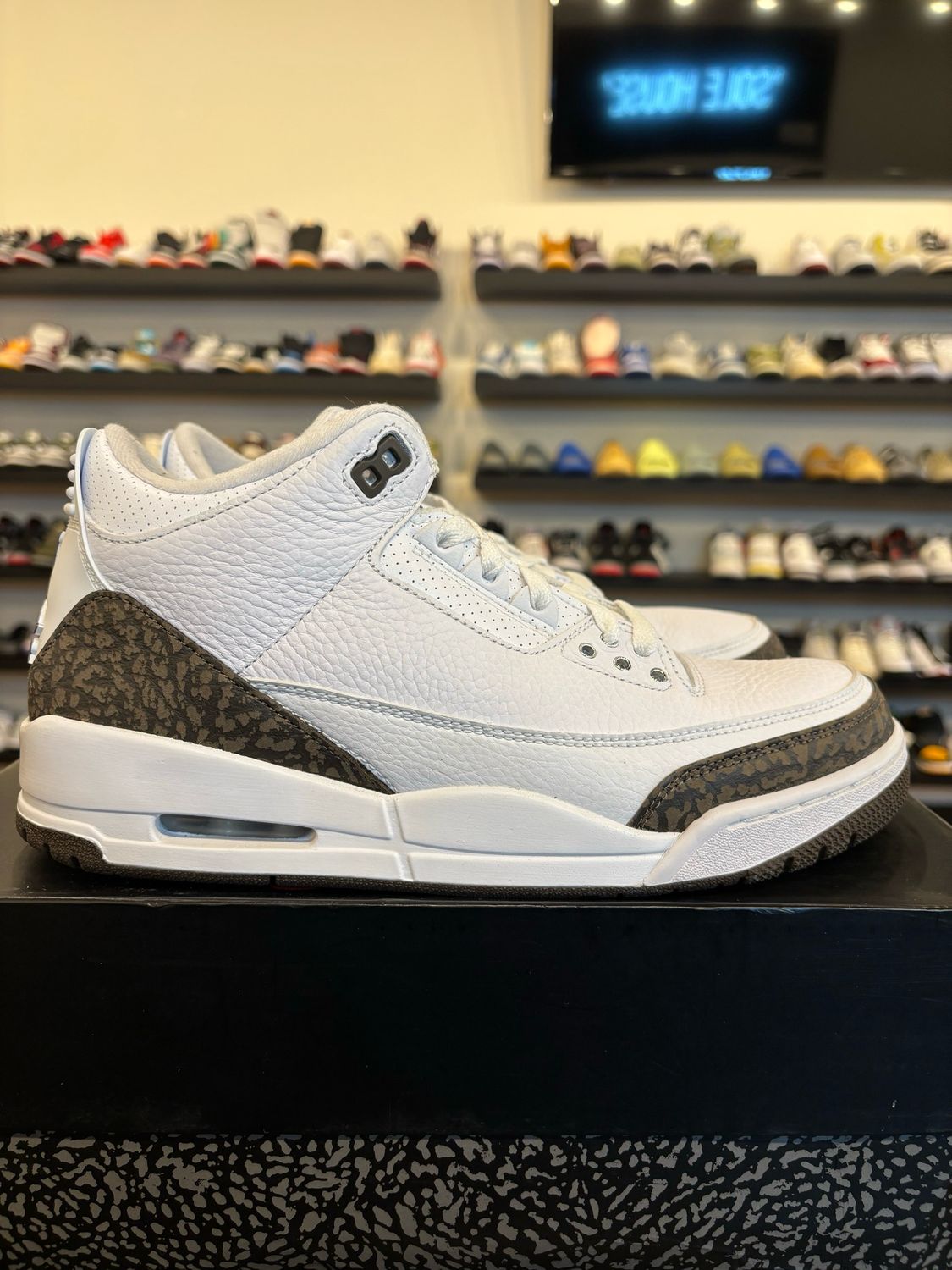Jordan 3 Mocha Size 9 Pre-Owned