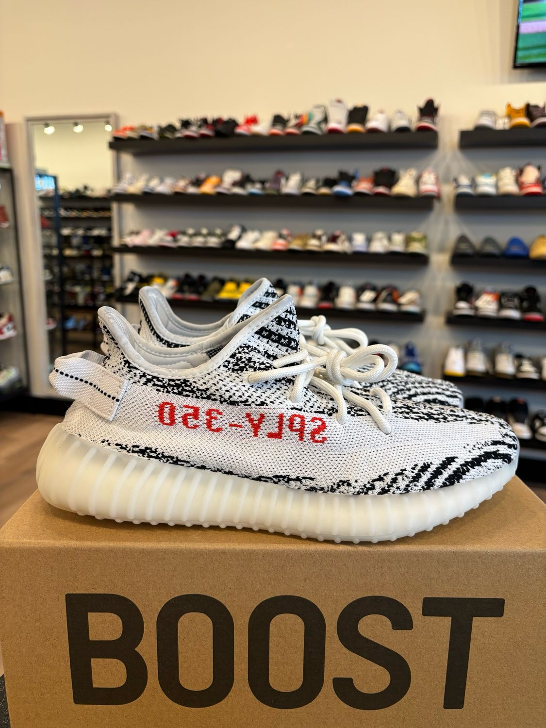Yeezy 350 V2 Zebra Size 8.5 Pre-Owned