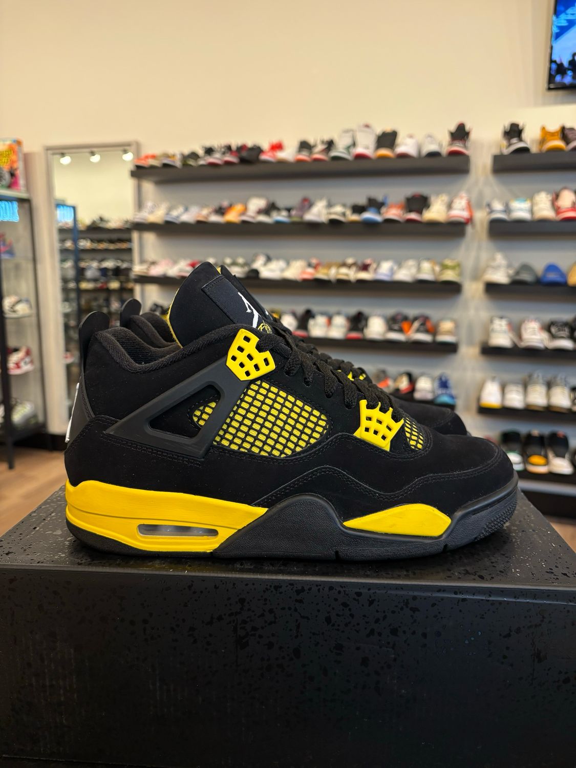 Jordan 4 Yellow Thunder Size 8.5 Pre-Owned