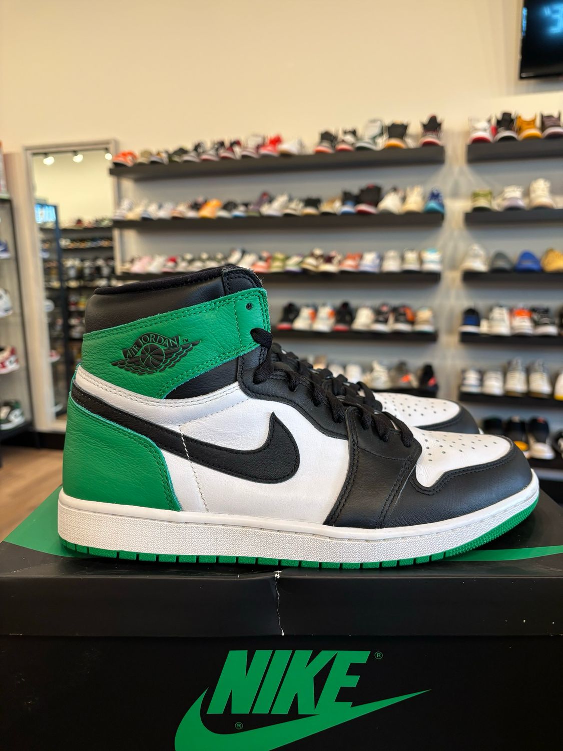 Jordan 1 Lucky Green Size 10.5 Pre-Owned
