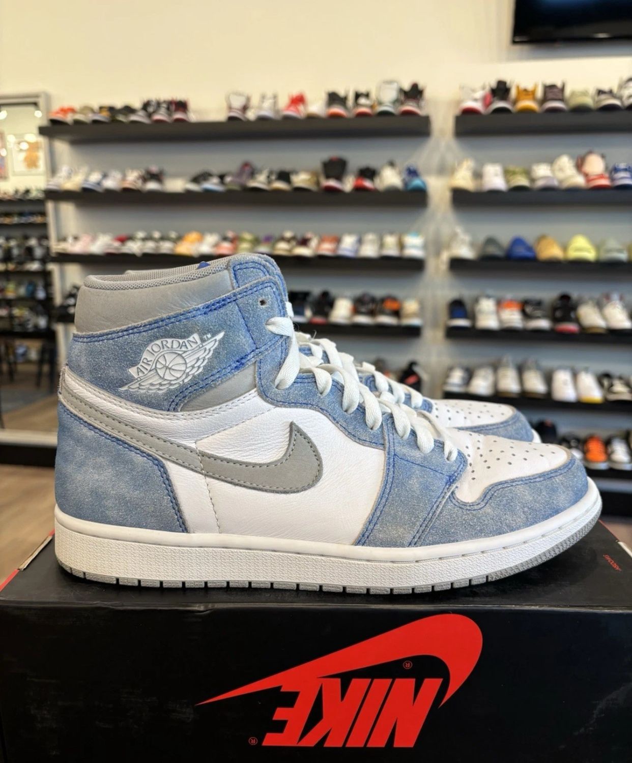 Jordan 1 Hyper Royal Size 9 Pre-Owned