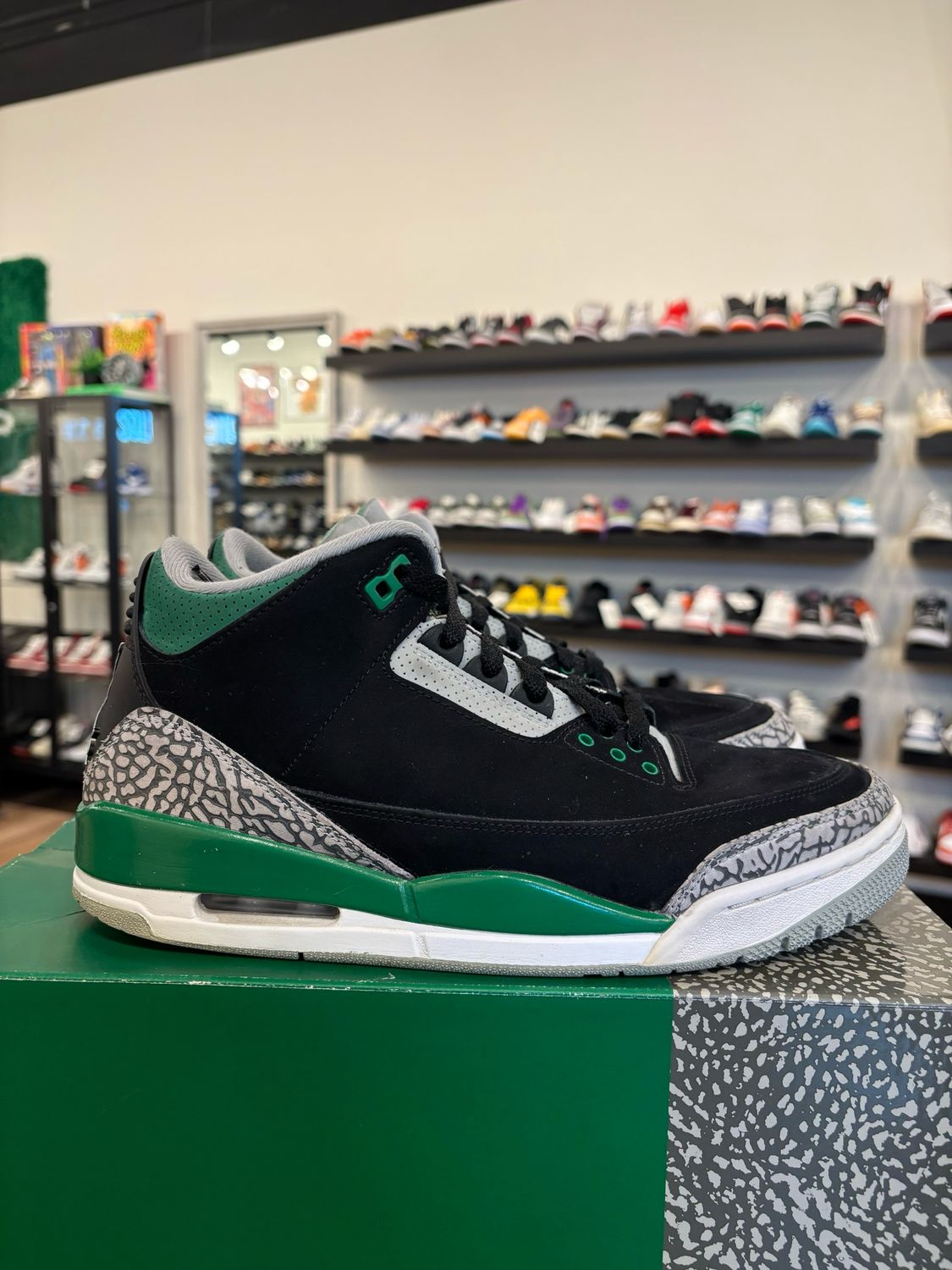 Jordan 3 Pine Green Size 9 Pre-Owned