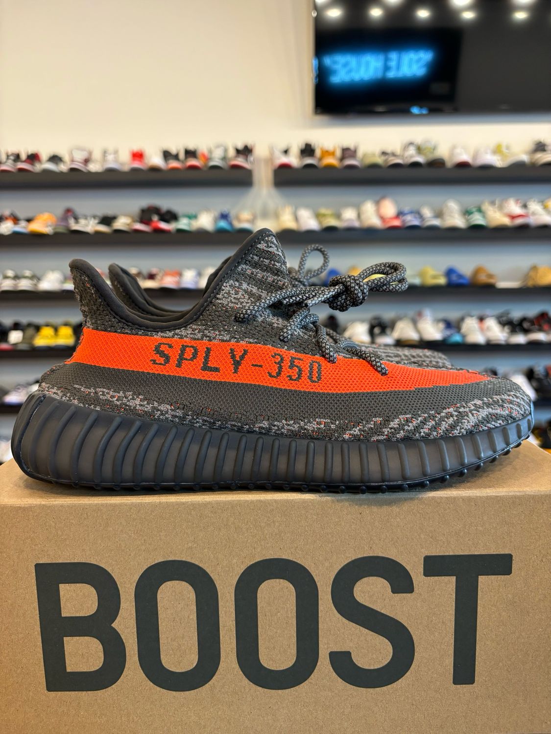 Yeezy 350 V2 Carbon Beluga Size 8.5 Pre-Owned