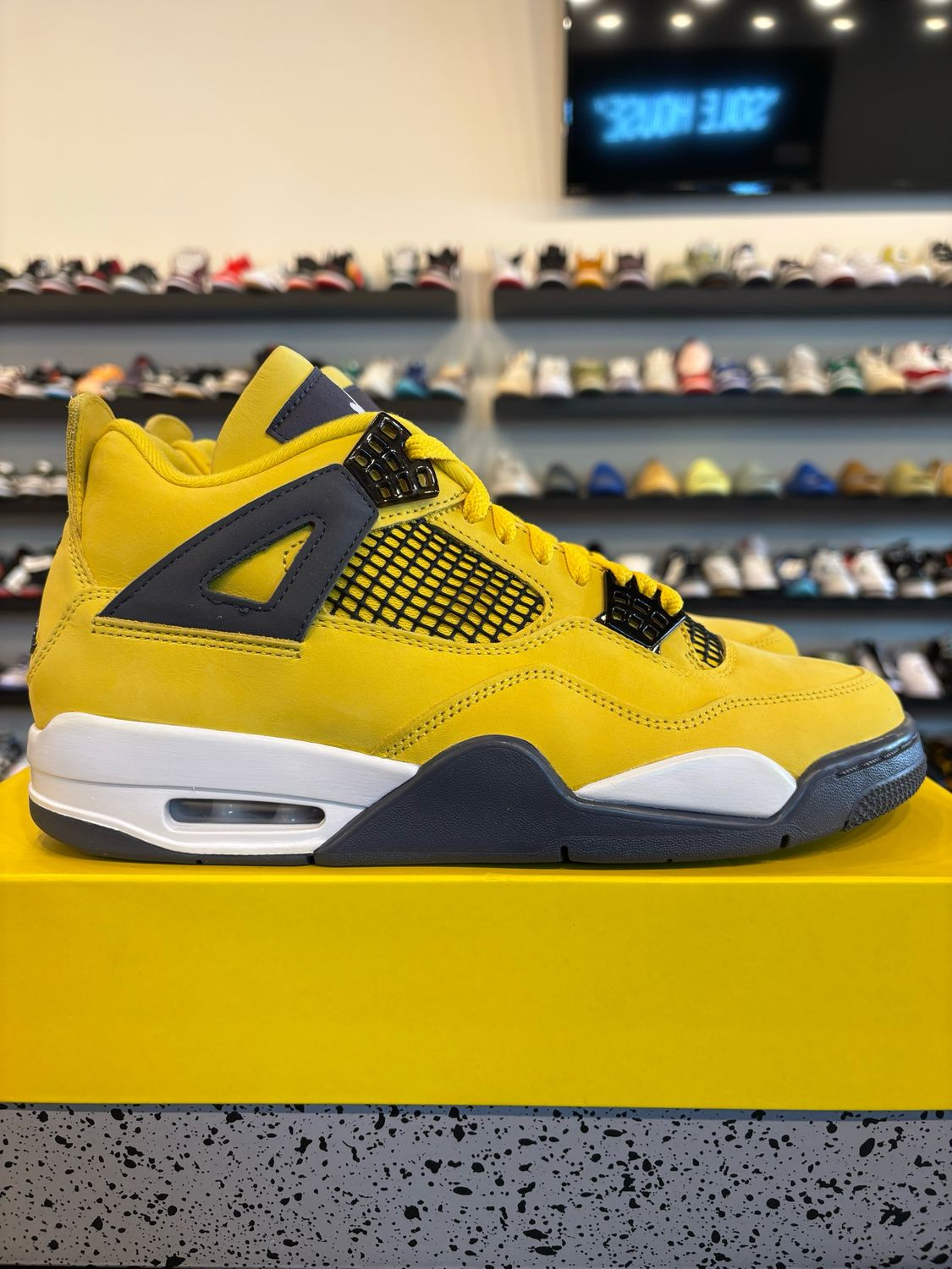 Jordan 4 Lightning Size 9 Pre-Owned