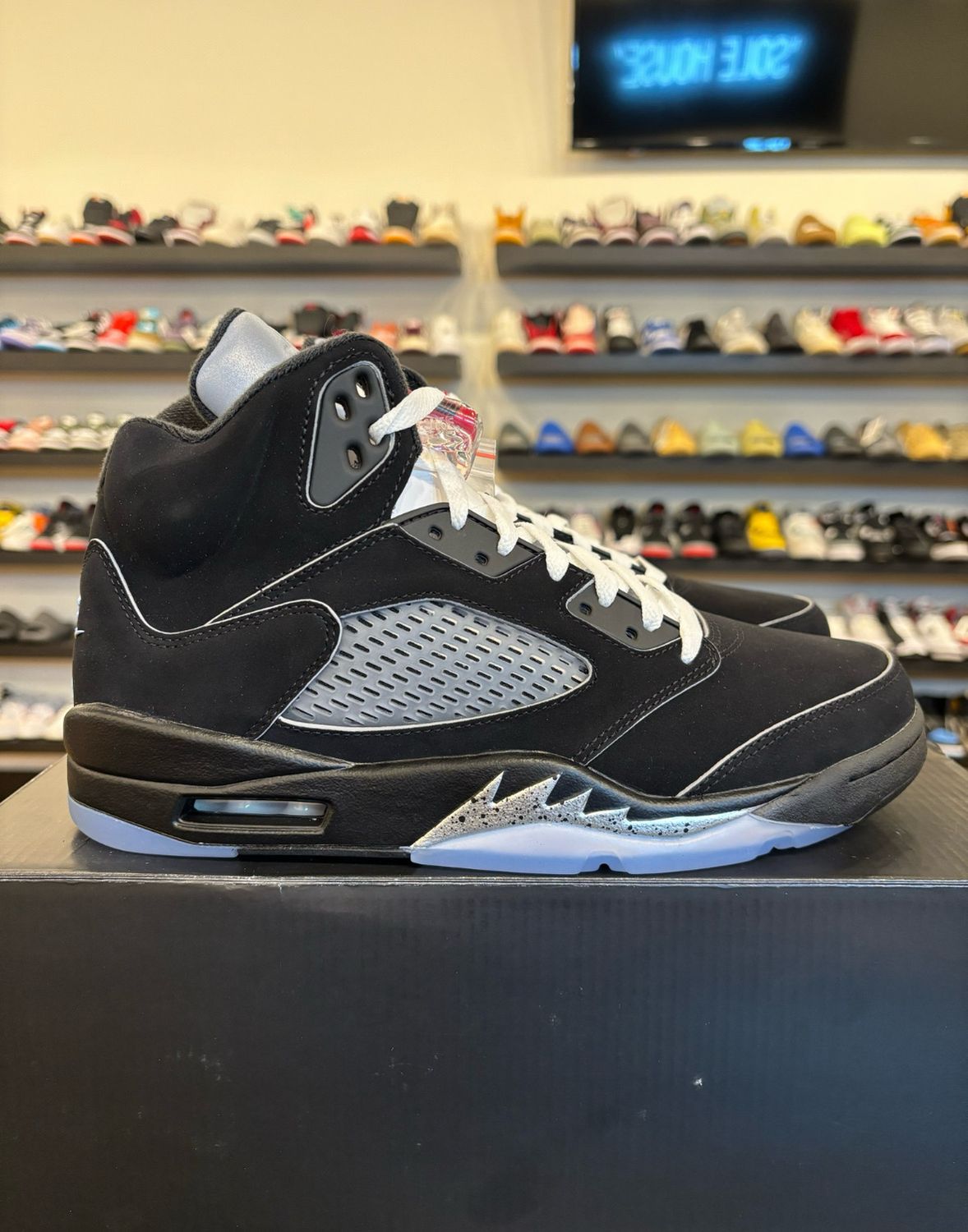 Jordan 5 Reimagined Black Metallic Size 9 Brand New