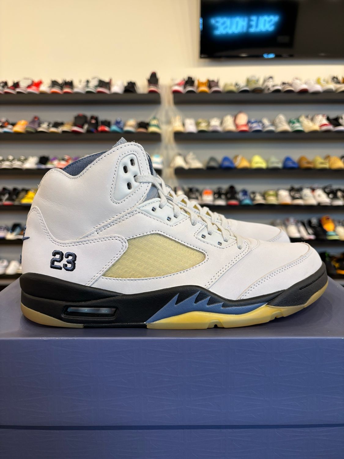 Jordan 5 A Ma Maniere Dawn Size 11 (12.5W) Pre-Owned