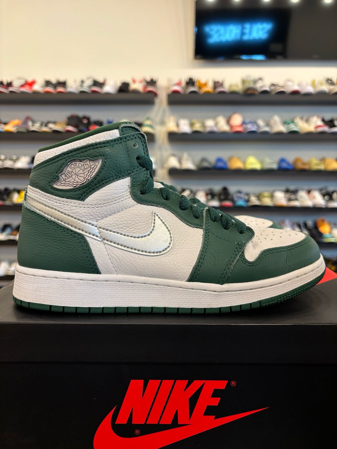 Jordan 1 Gorge Green Size 6.5Y (8W) Pre-Owned