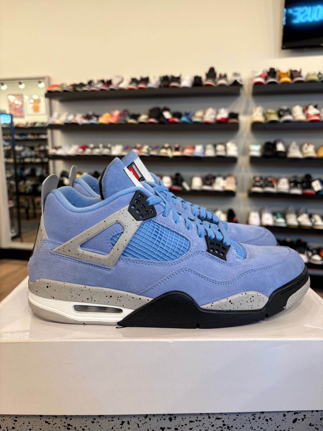 Jordan 4 University Blue Size 11 Pre-Owned