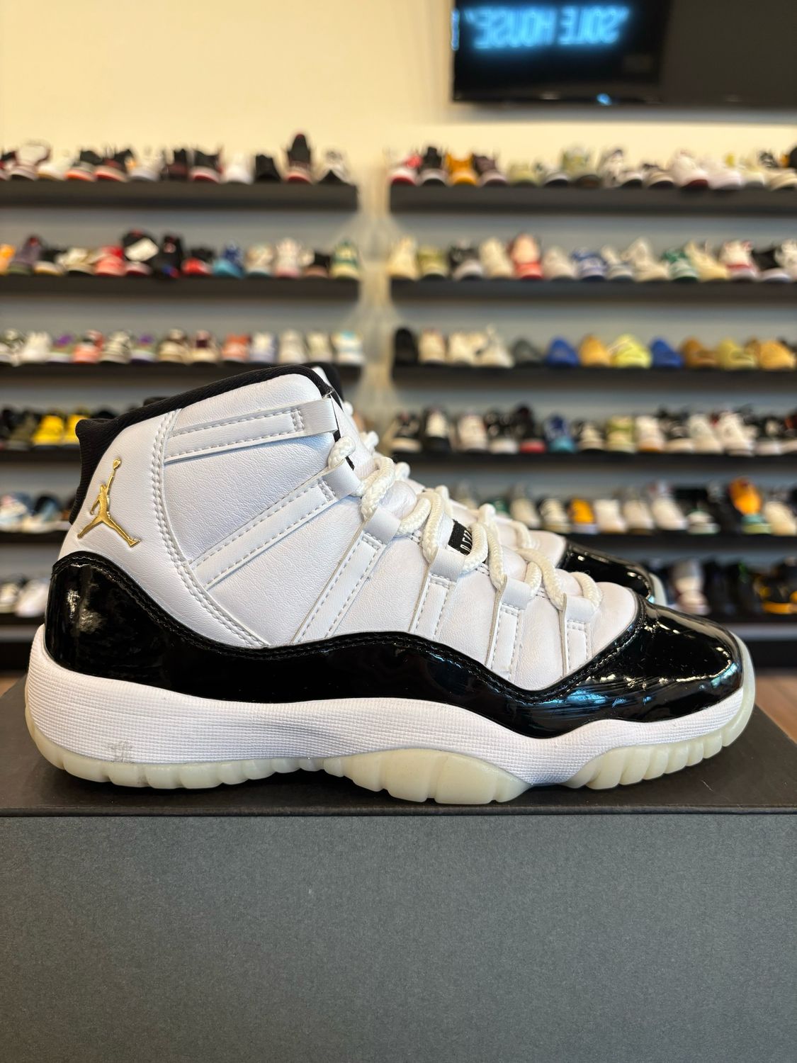 Jordan 11 Gratitude Size 6Y (7.5W) Pre-Owned