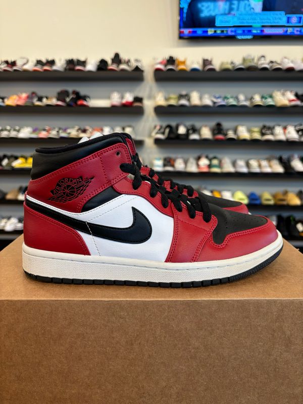 Jordan 1 Mid Chicago Toe Size 7 (8.5W) Pre-Owned (No Box)