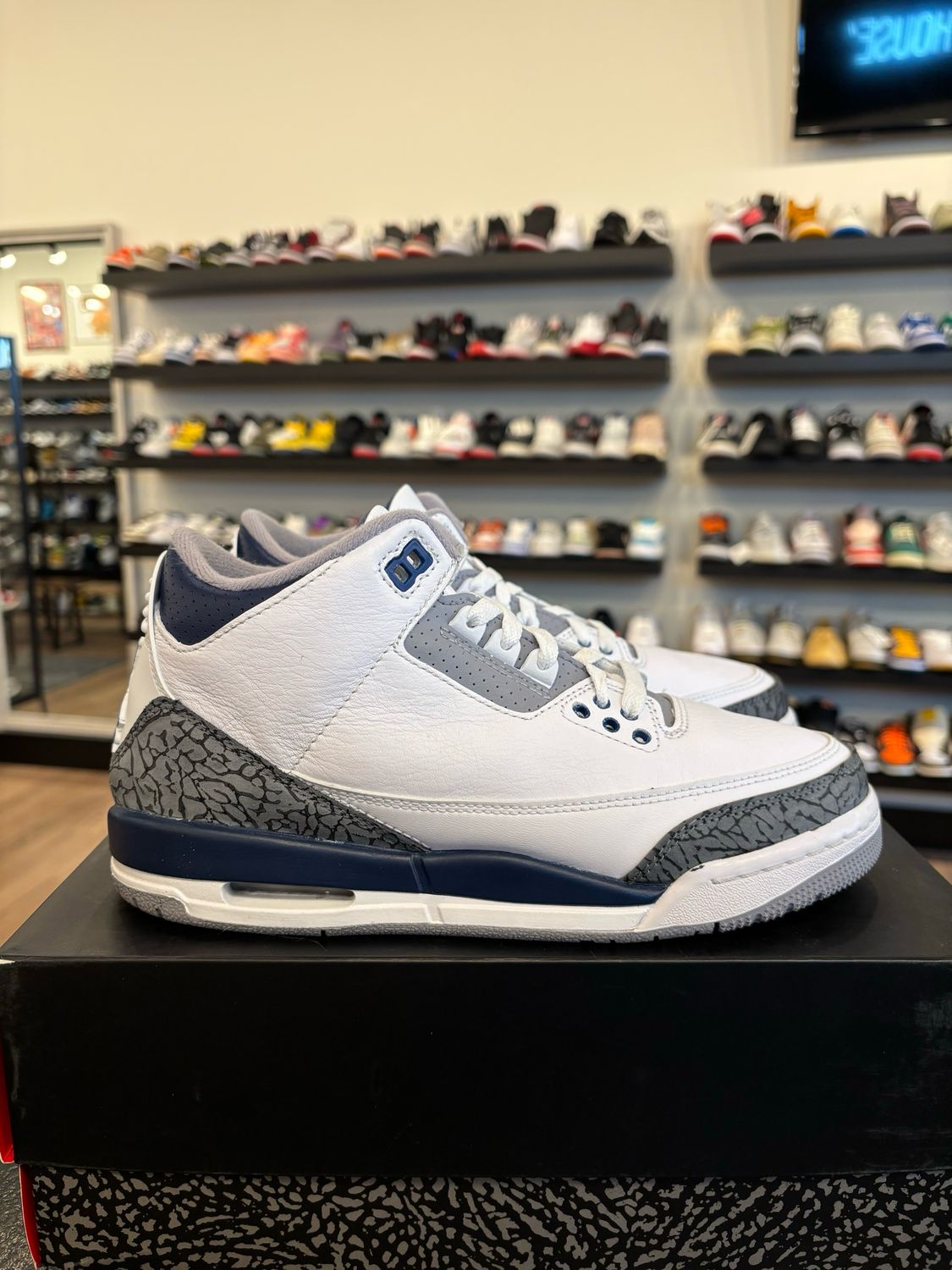 Jordan 3 Midnight Navy Size 7Y (8.5W) Pre-Owned