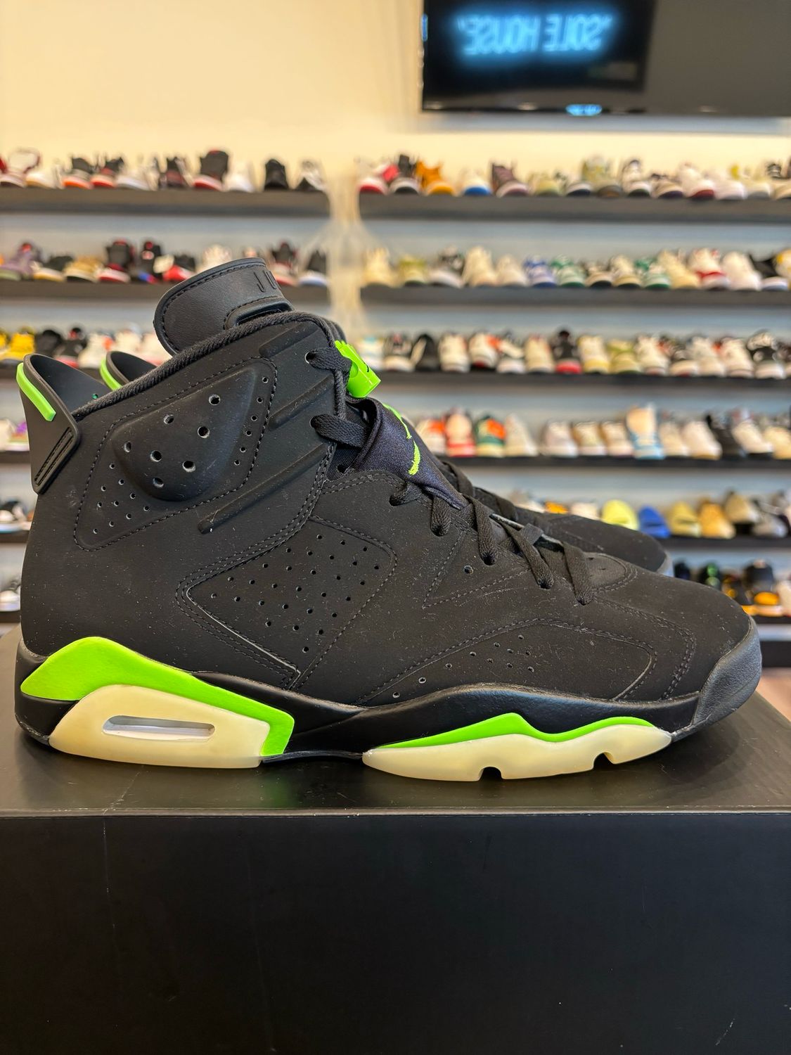 Jordan 6 Electric Green Size 11 Pre-Owned