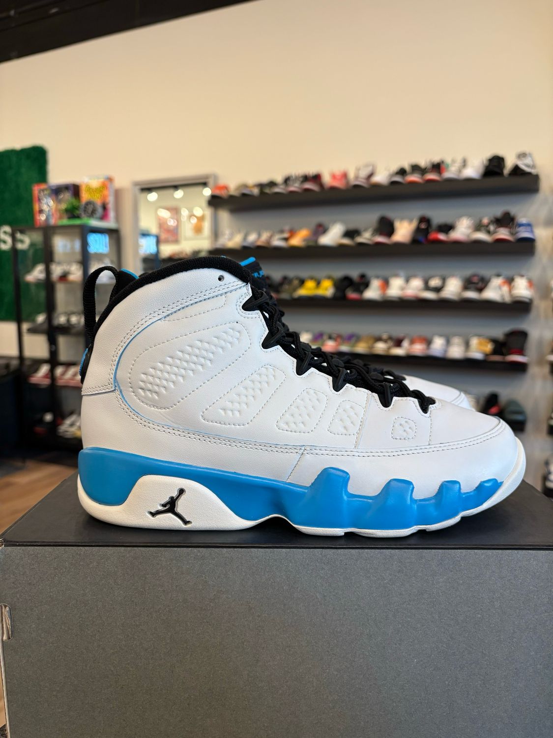 Jordan 9 Powder Blue Size 7Y (8.5W) Pre-Owned
