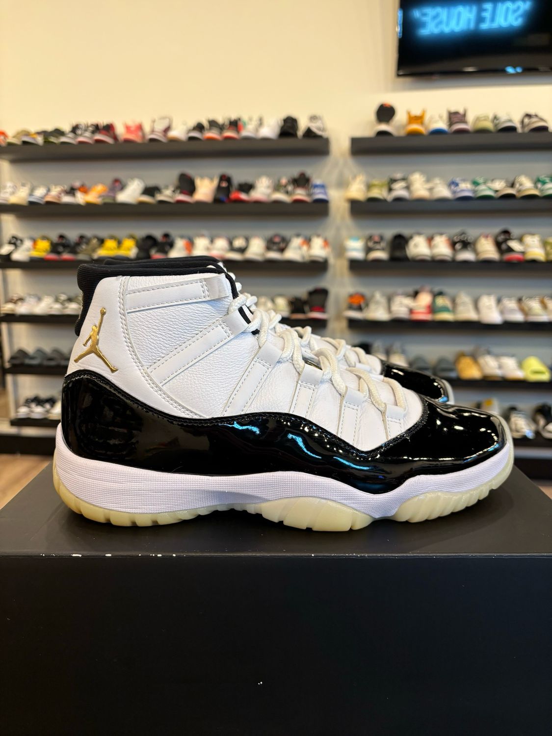 Jordan 11 Gratitude Size 9 Pre-Owned