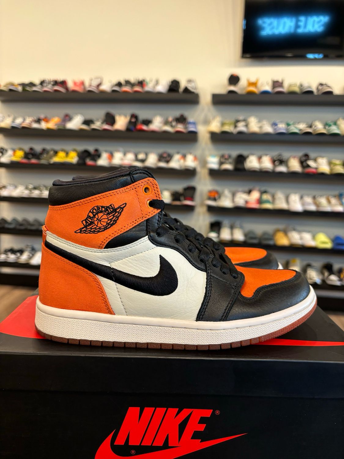 Jordan 1 Shattered Backboard Satin Size 5.5Y (7W) Pre-Owned