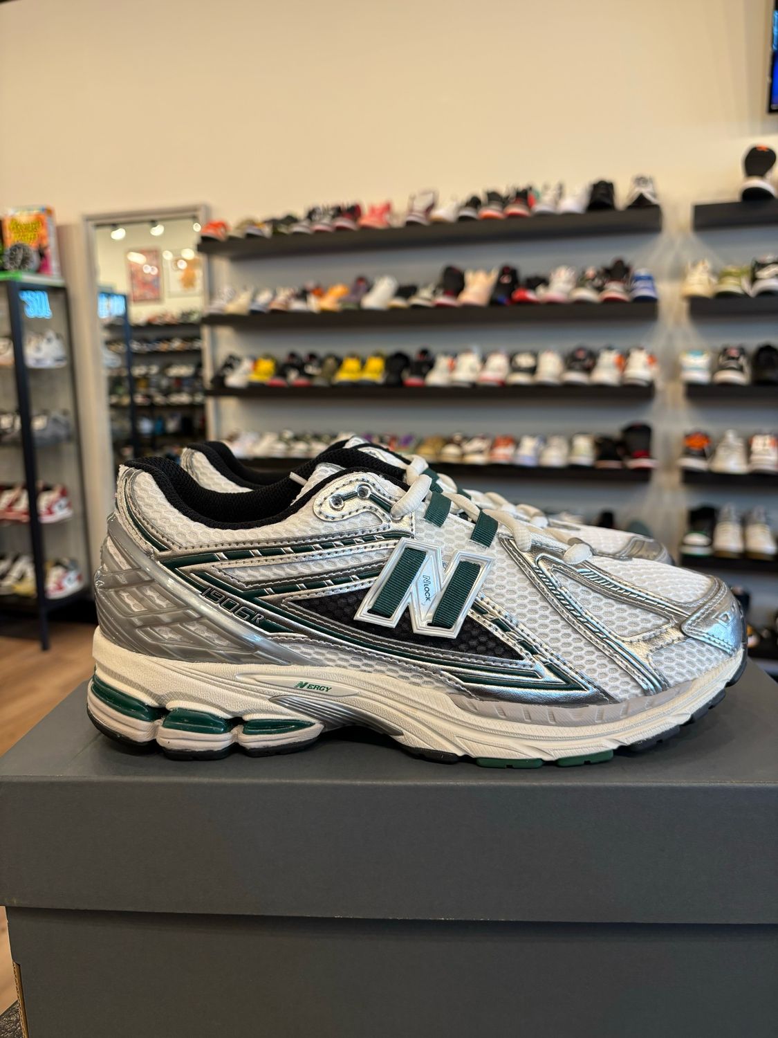 New Balance 1906R Metallic Green Size 9.5 Brand New