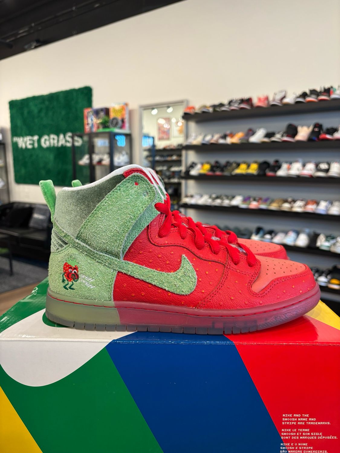 Nike SB Dunk High Strawberry Cough Size 9 Pre-Owned