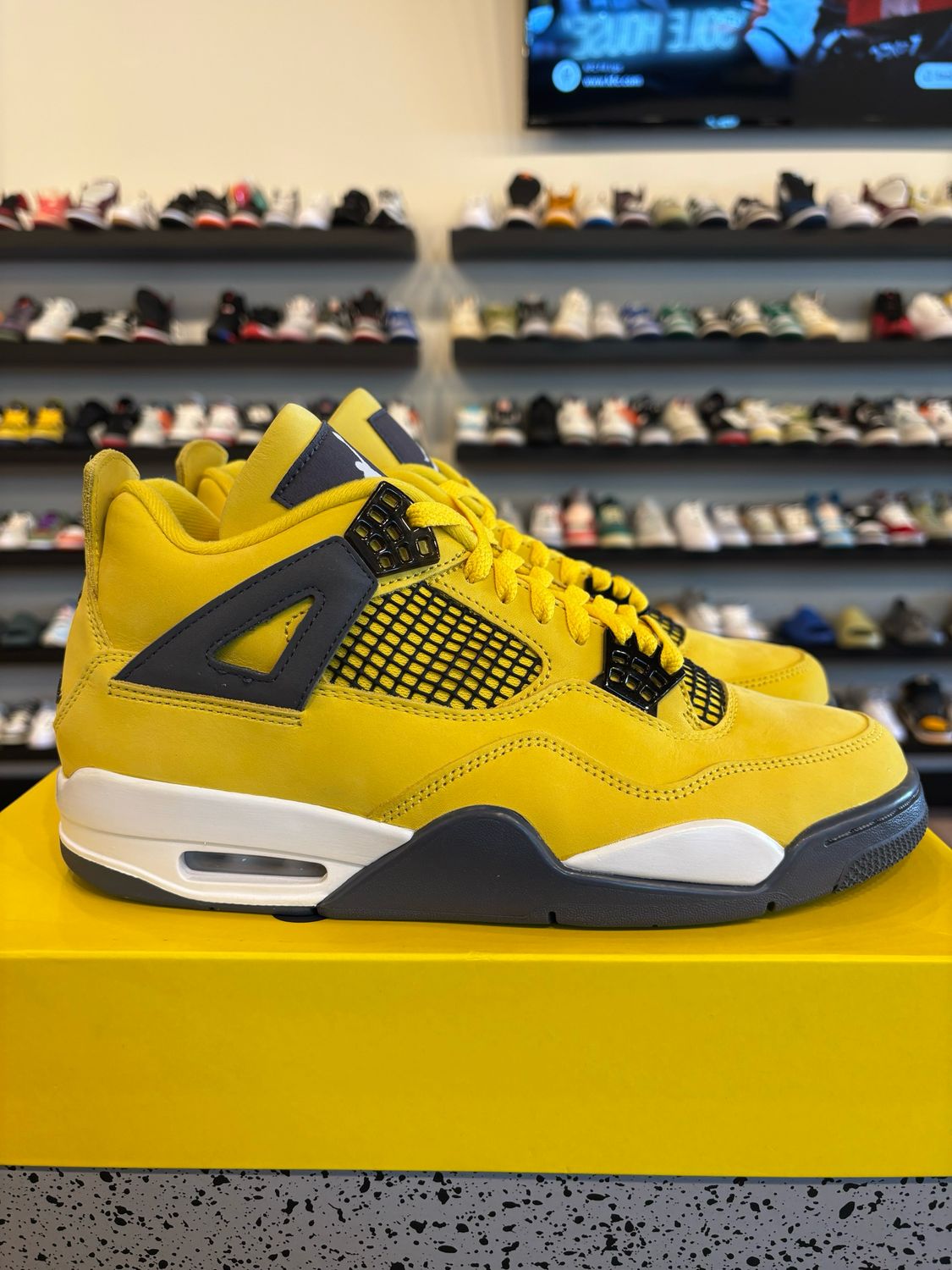 Jordan 4 Lightning Size 9 Pre-Owned