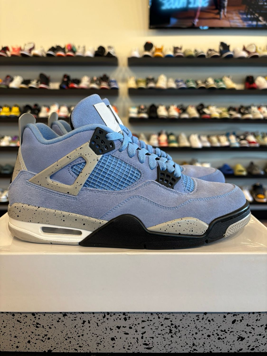 Jordan 4 University Blue Size 9 Pre-Owned