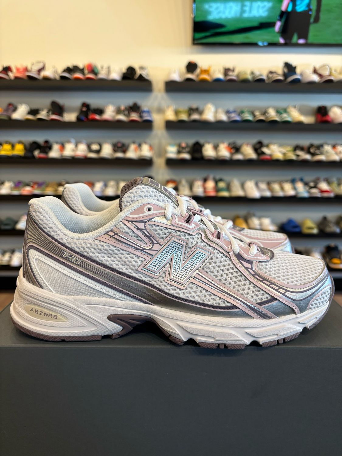 New Balance 740 Metallic Rose Size 8.5 Brand New