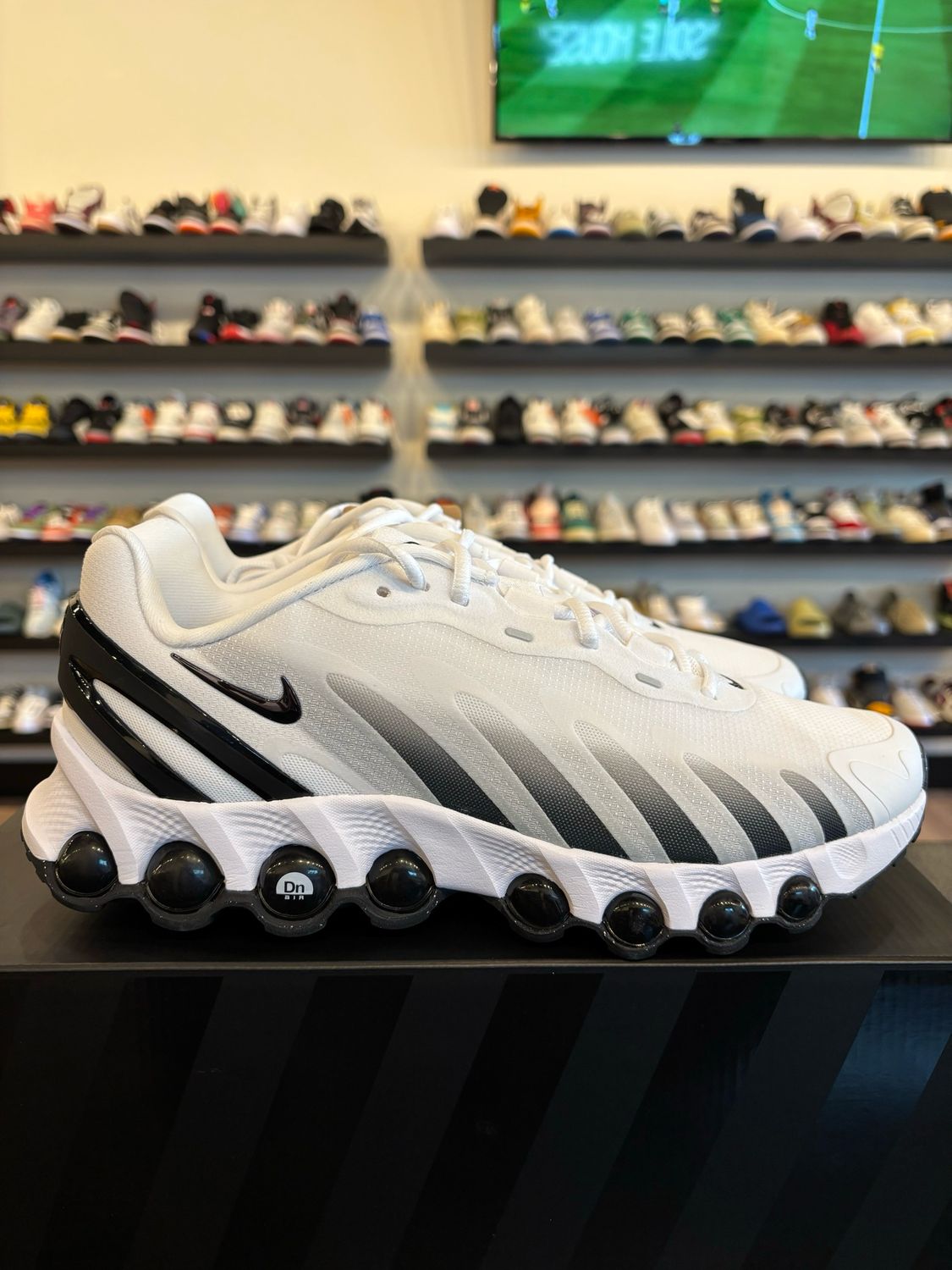 Nike Air Max DN8 White Black Size 9 Brand New