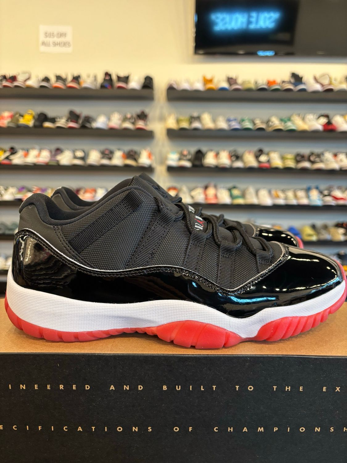 Jordan 11 Low Bred 2025 Size 9.5 Pre-Owned