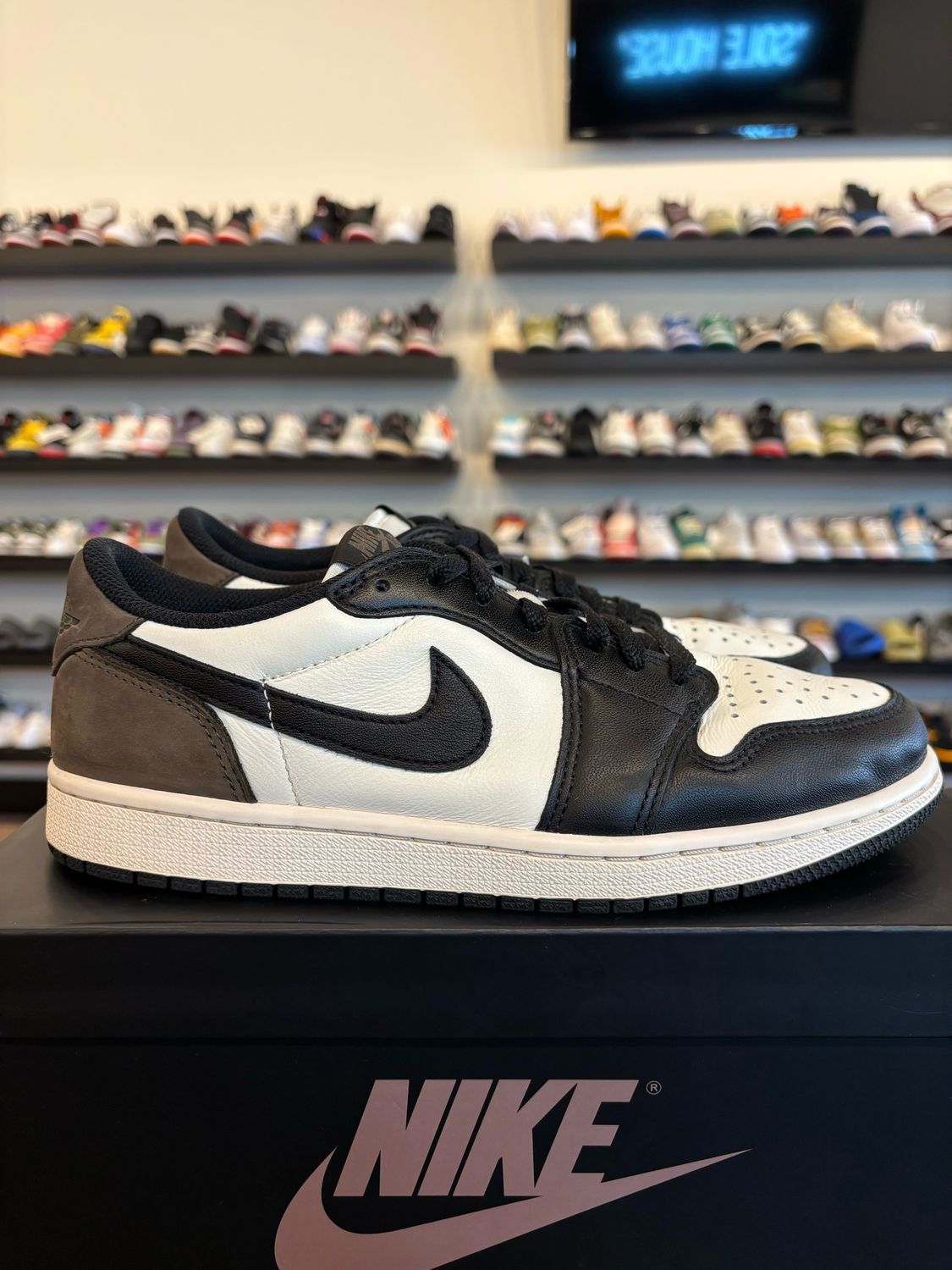 Jordan 1 Low Mocha Size 8 Pre-Owned