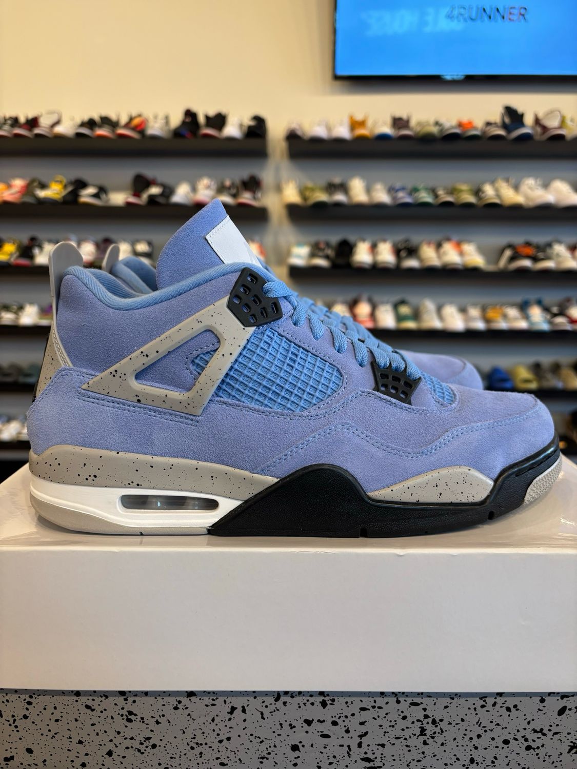 Jordan 4 University Blue Size 11 Pre-Owned